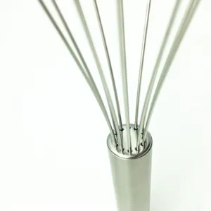 Edelstahl Schneebesen Detailansicht, präzise Metalldraht Verbindung Makroaufnahme.