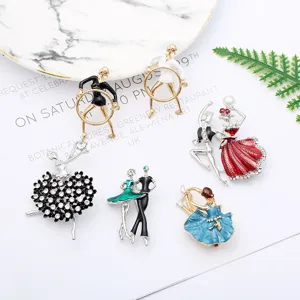 Prachtige geëmailleerde broches van legering met strass dansende figuren, elegante mode-accessoires.