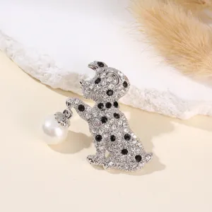 Detailopname van de prachtige strass hondenbroche met fonkelende kristallenen een parelhangertje.