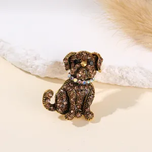 Detailopname van een vintage hondje broche van metaal met schitterende strasssteentjes.
