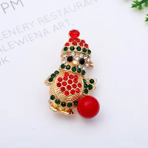 Detail kerst pinguïn strass broche, glinsterende rode en groene kristallen mode speld.