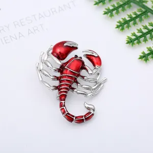 Rode schorpioen geëmailleerd broche speld, stijlvolle legering insect badge voor kleding.