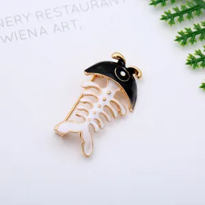Cartoon olie-druppel vis skelet broche speld, zwart witte metalen lapel accessoire tas.