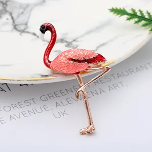 Leuke roze flamingo geëmailleerde broche speld voor vrouwen, elegante dierlijke badge accessoires.