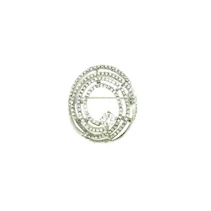 Detailansicht der funkelnden Strass-Spiralbrosche, ideal für Pullover und Schals.