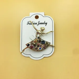Primo piano dettagliato di una graziosa spilla ballerina con strass colorati e brillanti.