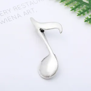 Close-up van een vintage zilveren muzieknoot metalen broche detail accessoire chic