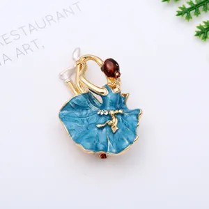 Prachtige cartoon balletdanser broche met blauw emaille en gouden rand voor dames.