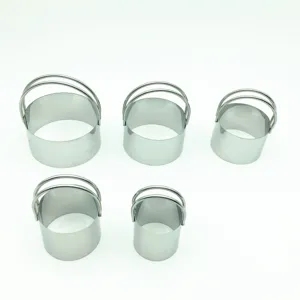 Gros plan détaillé de cercles à mousse et emporte-pièces ronds en inox, set de 5.
