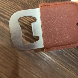 Detail van roestvrijstalen flesopener, stevige metalen constructie en bruine PU-lederen greep.