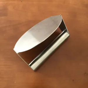 Pressa per hamburger in acciaio inox strumento cucina vista dettagliata, pressacarne