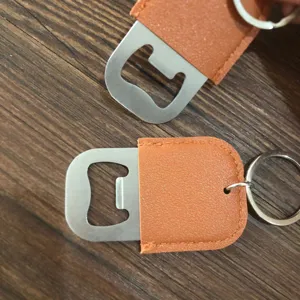 Gedetailleerd overzicht van de RVS PU lederen flesopener sleutelhanger, handig en draagbaar.