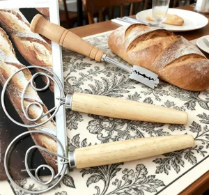 Detailansicht von Brotlaerm und Teigquirl mit Holzgriff auf gemustertem Tischset.