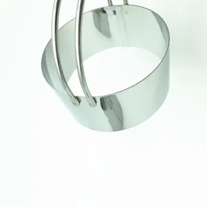 Vue de détail du cercle à mousse rond en acier inoxydable, moule de cuisson durable avec poignée.