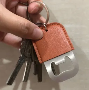 RVS flesopener met bruine PU lederen sleutelhanger, gedetailleerd overzicht van het gereedschap.