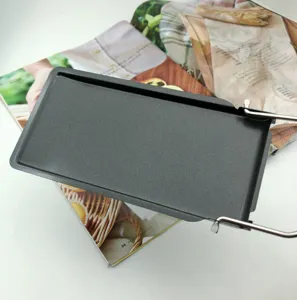 Vista detallada de la mini sarten negra plegable, perfecta para acampar al aire libre.