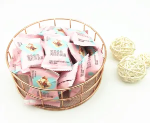 Roségoldener Metalldraht-Aufbewahrungskorb mit rosa Snacks, eleganter Desktop-Organizer für Büro.