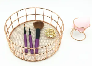 Roségoldener Metalldraht-Aufbewahrungskorb und Organizer-Ablage Detail mit Pinselpräsentation.