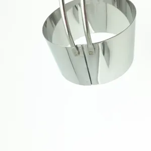 Moulin de cuisson rond en acier inoxydable pour mousse vue détail avec fermoir