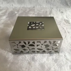 Chauffe-thé carré en acier inoxydable avec motif floral, idéal pour réchauffer.
