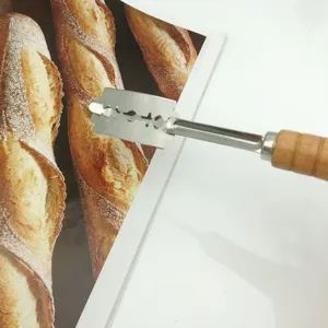 Cuchilla para pan de acero inoxidable con mango de madera para cortar la masa de pan.