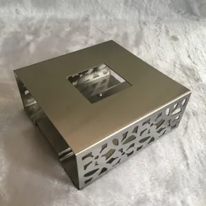 Chauffe-thé carré en acier inoxydable avec motif floral ajouré pour bougie et théière.