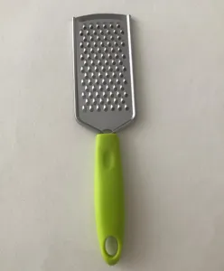 Edelstahl Handreibe mit gruenem Griff, feine Klingen für Ingwer, Kaese und feine Schokolade.