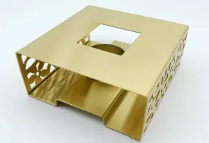 Quadratischer Teewärmer aus Edelstahl in Titangold für Teekannen mit Kerzenheizung.