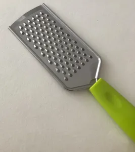 Edelstahl flache Käsereibe und Ingwerreibe Detailansicht mit grünem ergonomischem Griff.