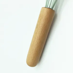Holzgriff Silikon Schneebesen Detailansicht, natur Holzmaserung Griff, Naehe Kuechenwerkzeug.