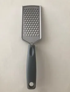 Edelstahl Flachreibe Detailansicht mit scharfen Klingenlöchern und komfortablem Griff.
