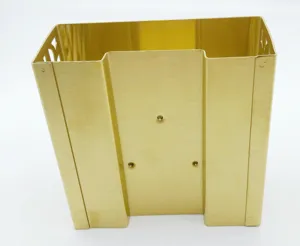 Quadratischer Teewärmer Sockel aus Titan Gold Edelstahl, Detailansicht des Heizherdes.