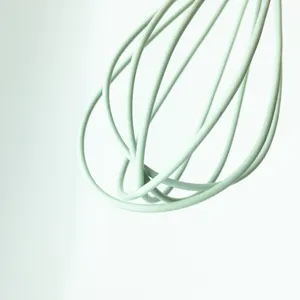 Silikon Schneebesen Kopf Nahaufnahme minimalistisches Kuchen Backwerkzeug hellgruen design
