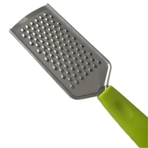 Grattugia piatta in acciaio inossidabile con manico verde, utensile da cucina per formaggio.