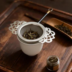 Edelstahl Teesieb mit filigranen Spitzengriffen, perfekt zum Filtern von losem Tee.