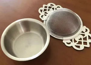 Edelstahl Tee-Sieb Set mit Ornamentgriffen und Schale zum Filtern von losem Blatt-Tee
