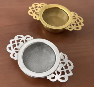 Edelstahl Tee-Sieb Set mit filigranen Blumen-Griffgen für die lose Blatt-Tee Zubereitung.