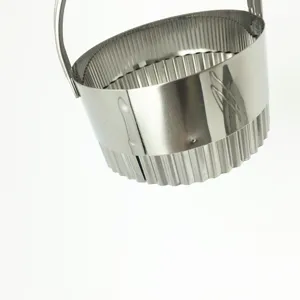Detail d'emporte-piece rond cannele en acier inoxydable, ideal pour la patisserie et decors.