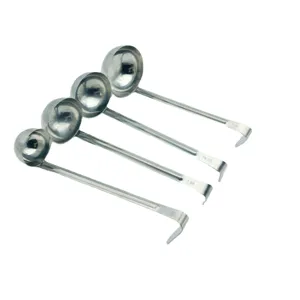 Set di misurini in acciaio inox con capacita di 1/2, 1, 1.5 e 2 oz per negozi di te.