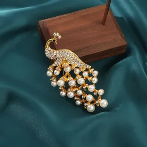 Elegante broche de pavo real dorado con perlas artificiales y brillantes para mujeres.