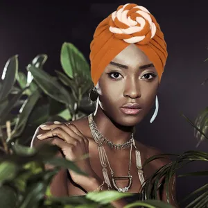 Sombrero turbante bohemio para mujer, gorro quimioterapia con nudo retorcido naranja y beige.