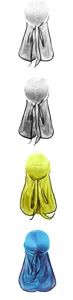 Detailansicht von seidigen Durags mit bunten Satin-Piratenhüten, langen Bändern und Rändern.