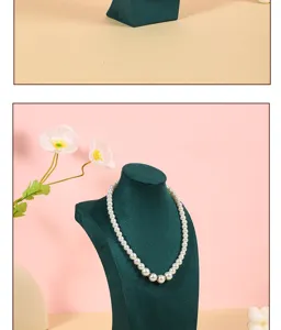 Detailaufnahme eines dunkelgrünen Samt Halsketten Displays, ideal für elegante Schmuckpräsentation.