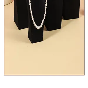 Nahaufnahme des schwarzen Samt Halsketten Display Ständers Büste Schmuck Präsentation.