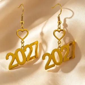 Minimalistische 2027 holle hart goud oorbellen, roestvrij staal nieuwjaar oorbellen detail.