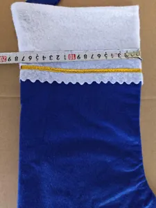 Blaue Weihnachtssocke mit weißem Plüschrand und goldener Kordel für die Feiertagsdeko