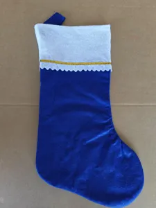 Blauer Filz Weihnachtssocke mit weißem Bund und Goldrand als festliche Deko zum Aufhängen.