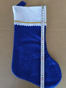 Blauer Weihnachtsstrumpf mit Plueschkragen und Goldkante, ideale Geschenktasche fuer Feiertage.