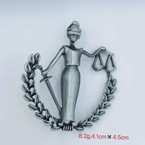 Spilla Dea della Giustizia vintage in metallo bilancia spada gioiello regalo moda accessorio