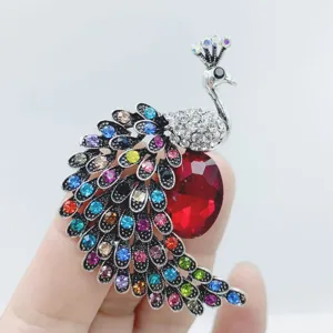 Eleva tu estilo con este deslumbrante broche de pavo real con diamantes de imitación.